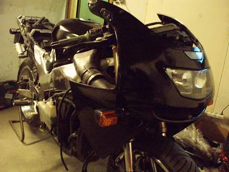 Kawasaki ZX9R  ( SOLGT ) - Frontkåben monteres... Det begynder at se lovende ud... billede 11