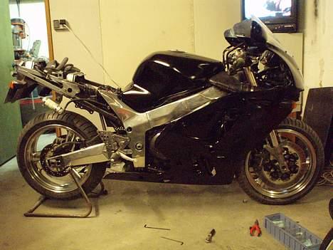 Kawasaki ZX9R  ( SOLGT ) - Så er siderne også monteret... billede 12