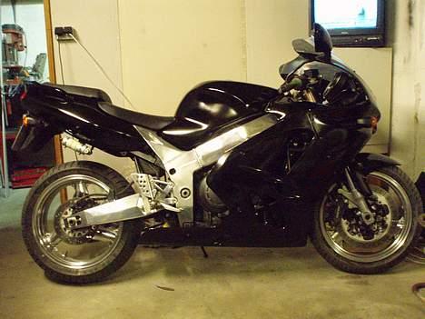 Kawasaki ZX9R  ( SOLGT ) - Ja jeg har også en bagende med sæde.. Man kan jo aldrig vide om man møder en prinsesse på sin vej... billede 13