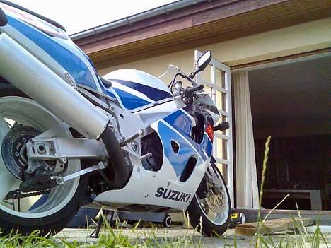 Suzuki gsxr 750 - så er den på vej ind i stuen og stå, det eneste rigtige sted for sådan en karl billede 3
