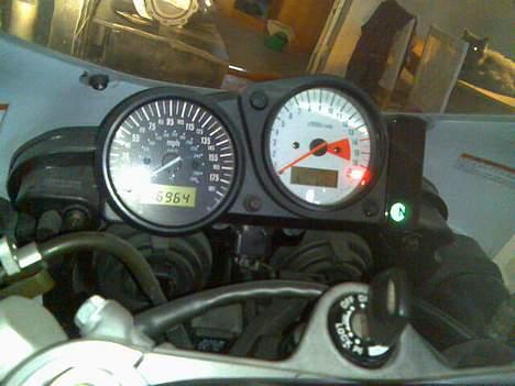 Suzuki gsxr 750 - det er i miles de 6964 og det svare til 11142 km billede 5