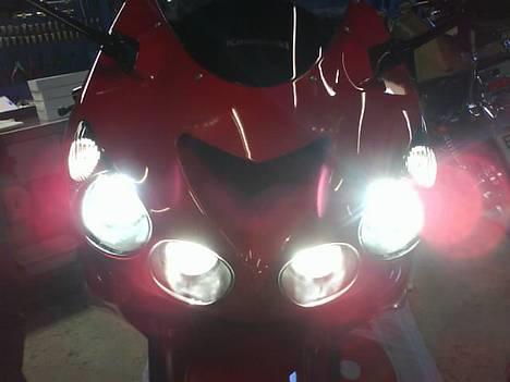 Kawasaki zx 14 [SOLGT :'( !] - min søn der tog billedet den første dag jeg så den nede ved rydbergs mc.. billede 1