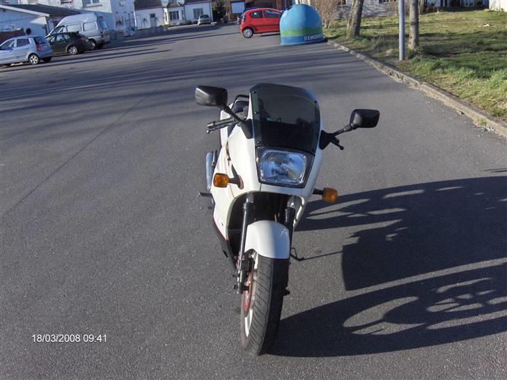 Kawasaki GPX 600 R *SOLGT* - Små revner og skader i kåben. Skal selvfølgelig laves, men det kan godt være det kommer til at vente til vinter, hvor jeg regner med at tage malertøjet på - den er så flot i sort... billede 7