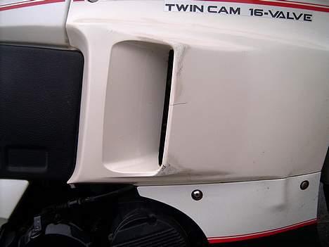 Kawasaki GPX 600 R *SOLGT* - Små revner og skader i kåben. Skal selvfølgelig laves, men det kan godt være det kommer til at vente til vinter, hvor jeg regner med at tage malertøjet på - den er så flot i sort... billede 8