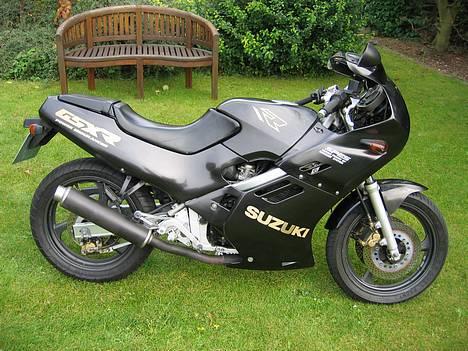 Suzuki GSX R 250 Solgt Billeder af mc er Uploaded af 