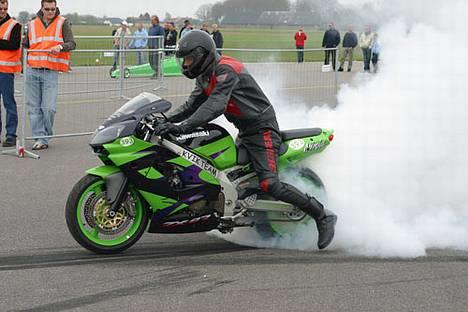 Kawasaki ZX9R (SOLGT) - Det er ikke for sjovt jeg laver en brænder her, Dækket skal varmes op for at få grab i dragrace. VI kører kun med 0.7 - 1.0 bar i dækket. billede 1