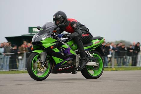 Kawasaki ZX9R (SOLGT) - Her på Sindal flyveplads går det stærkt billede 6