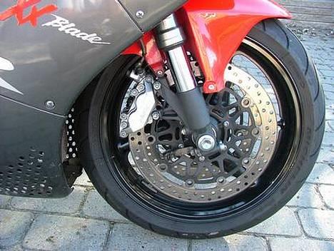 Honda CBR900RR Fireblade SOLGT - Bremser der kan stoppe en rumfærge billede 7