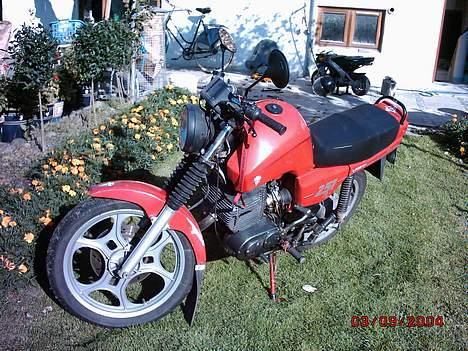 MZ 251 (SOLGT) - Se min dream bike i baggrunden:D billede 1
