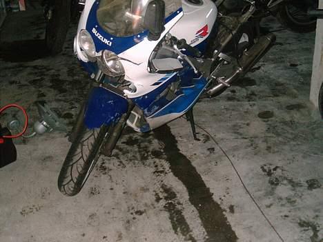Suzuki GSX R 400 R - sådan her jeg købt den... alt er næsten ødelagt billede 1