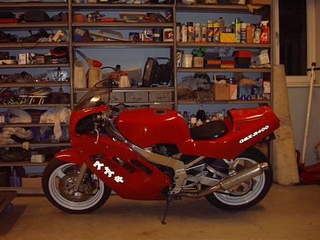 Suzuki GSX R 400 R - Sådan her ser den ud i dag og mangler kun nogle småting som blinklys og sidespejle elles er den klar til sommer billede 4