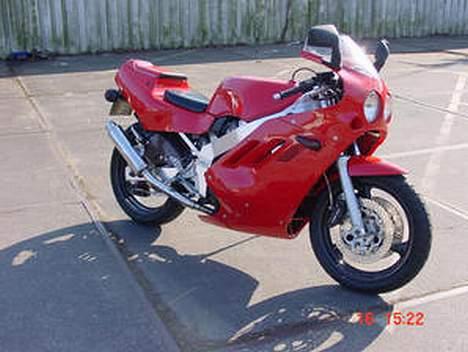 Suzuki GSX R 400 R - Tysk motorcykel som jeg har købt til stumper for at kunne bygge min op igen billede 7