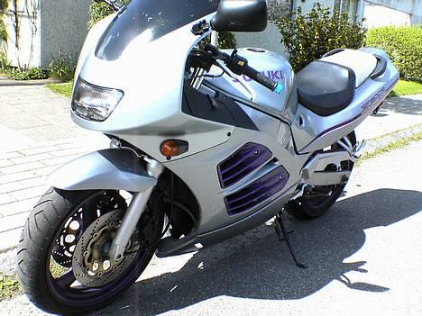 Suzuki RF 600 R - Det er taget med mobilos, så kvaliteten er ikke for god billede 1