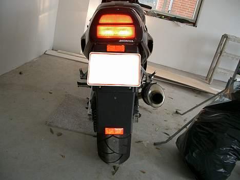 Honda CBR900RR Fireblade - Bagskærmen er selvfølgelig væk, men den skulle til syn under de gamle regler. billede 4