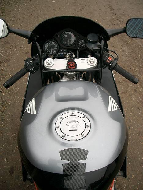 Honda CBR900RR Fireblade - Tanken er dejlig stor, så man kan mærke det er en herrer cykel man kører på! billede 7