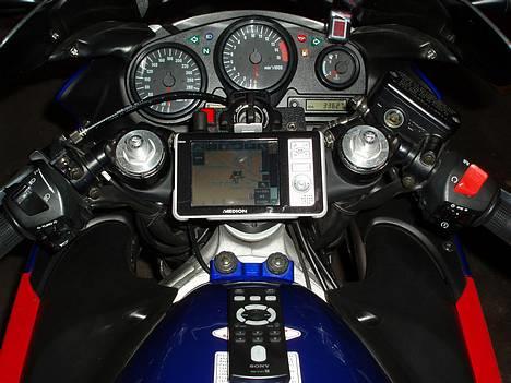 Honda CBR 600 F4 - Solgt - Cockpittet med GPS, Cruise Control, Gear Indicator, fjernbetjening til autoradio og havariblink billede 6