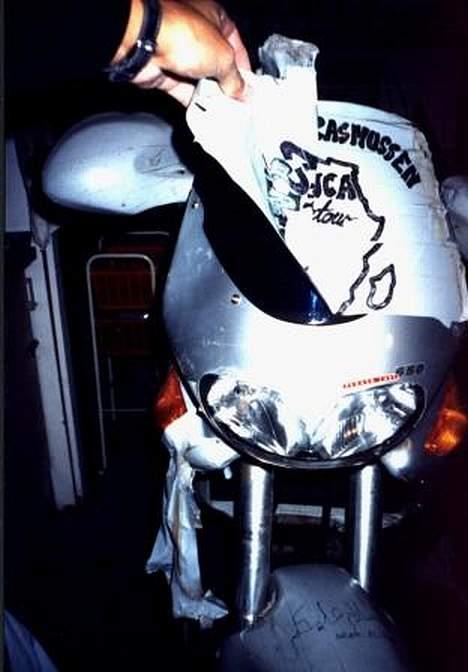 Aprilia Pegaso 650 "Dakar" - Vi pakkede alt lak ind i 50 mm. bred tape, så den stod som ny da vi kom hjem = høj afgift :-( billede 5