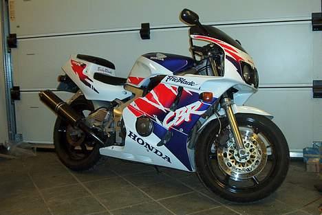 Honda CBR 400 rr fireblade - Sådan ser den ud nu, ny kåbe med org. staferinger  billede 3