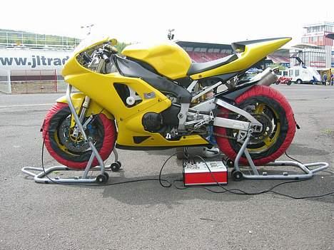 Yamaha R1 (SOLGT) billede 1