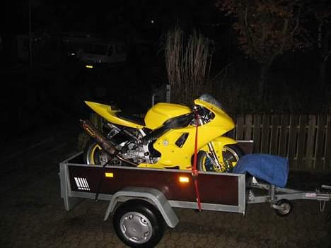 Yamaha R1 (SOLGT) - Her er jeg lige kommet hjem fra tyskland med dyret. En lille smuttur på 1600 km. billede 2