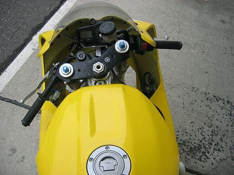 Yamaha R1 (SOLGT) - Her kan den ekstra advarselslampe til omdrejningerne ses. billede 3