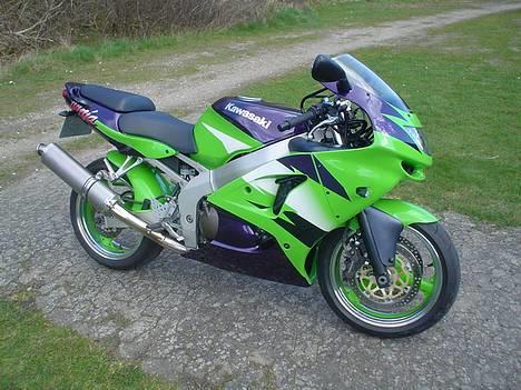 Kawasaki ZX6R - Ja her er den så med iridium blink, titan uds, polerede fælgekanter, Grenn hugger og lille undertail billede 1