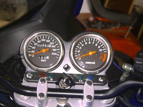 Suzuki Gs500F solgt - Med neonlyset tændt billede 2