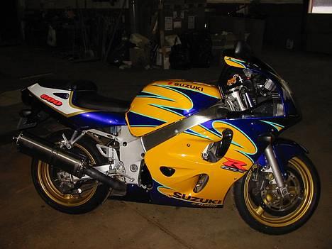 Suzuki GSX-R 600 - så kom den hjem.. smuk er den *S* og fedt kører den... billede 1