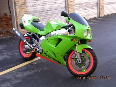 Kawasaki ZXR750R (M) **solgt** - Det blæste lidt, da jeg tog billedet..... billede 2