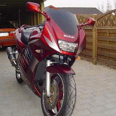 Suzuki RF900R solgt