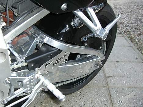 Honda CBR 900 RR TOTALSKADET - close up billede 7