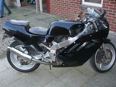 Suzuki GSXR 400 R *SOLGT* billede 4