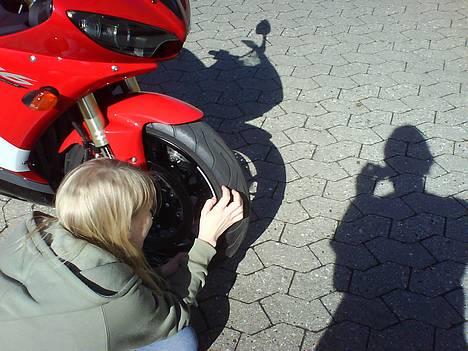 Yamaha R6 SOLGT - Helena med sin rolige hånd 8) billede 7