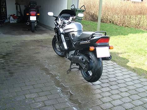Honda CBR 1000F SC24 solgt - Man kan lige ane min far´s BMW K100 RS i baggrunden. billede 6