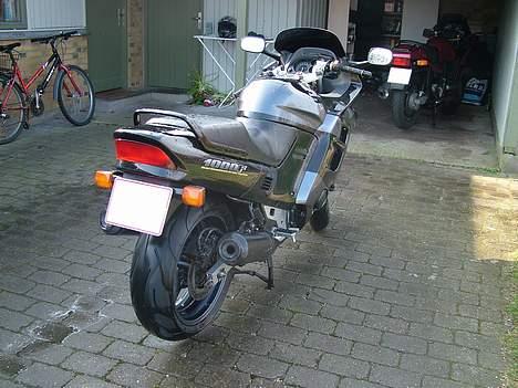 Honda CBR 1000F SC24 solgt - Man kan lige ane min far´s BMW K100 RS i baggrunden. billede 7