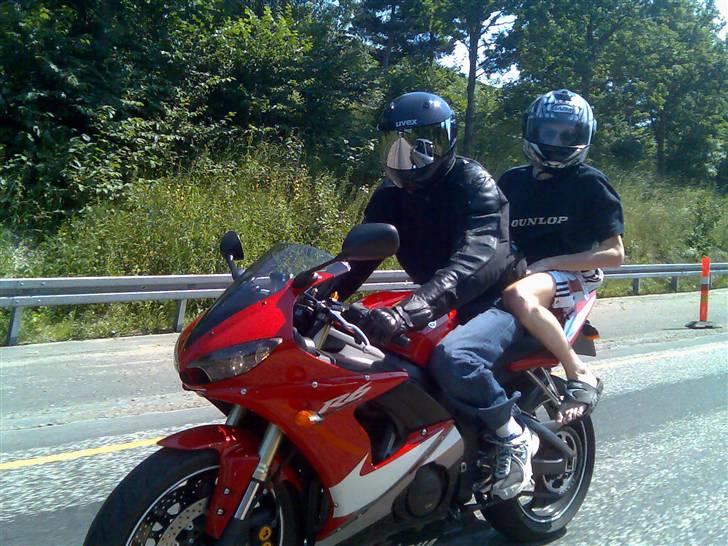 Yamaha R6 SOLGT - Min ven chris får lige en tur bagpå 8) billede 10