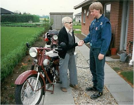 Nimbus C Special - Symbolsk overdragelse, jeg er 15 på dette tidspunkt, men jeg havde lavet det meste på den selv, jeg fik den faktisk da jeg var 6, der afleverede min Farfar kørekortet, og gav mig Nimbussen! billede 11