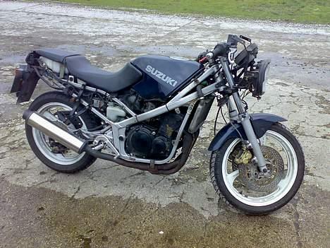 Suzuki gsx-r 250 - uden kåbe, hun ser ond ud billede 1