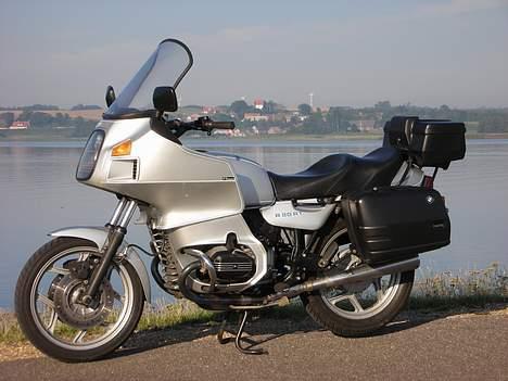 BMW R 80 RT - Min første motorcykel BMW R 80 RT. Billedet er taget en tidlig morgen på Hjarbæk havn. billede 1