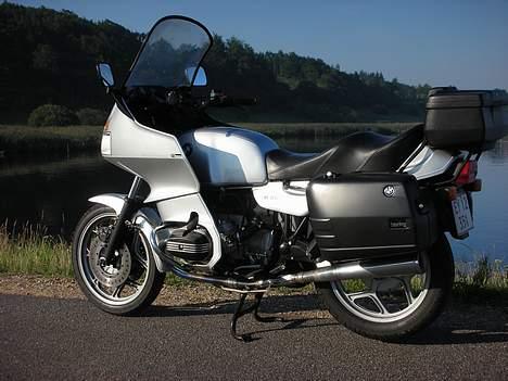 BMW R 80 RT - BMW R 80 RT på Hjarbæk havn. Solen står stadig lavt billede 3