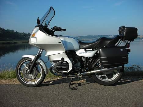 BMW R 80 RT - BMW R 80 RT på Hjarbæk havn. Nu letter disen langsomt billede 4