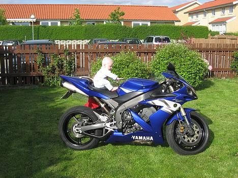 Yamaha R1 - Der er bare så langt hen til det styr.... billede 1