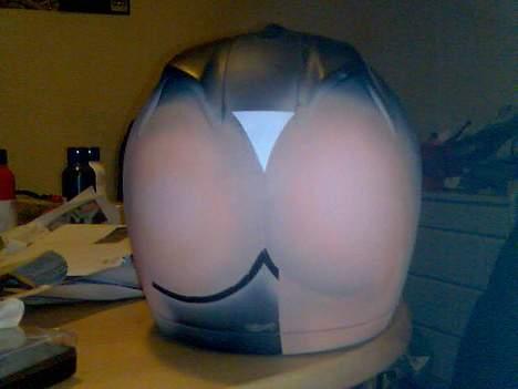 Suzuki GSX 400x Impulse - Her er den hjelm jeg er ved at male på, den er ikke færdig endnu 8) billede 12