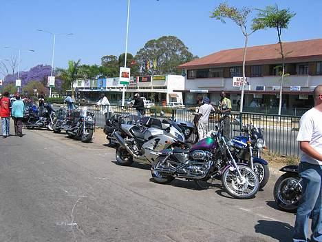 Kawasaki ZX12R - Harare, uden for stamværtshus. Alle Mcér står på række. billede 7