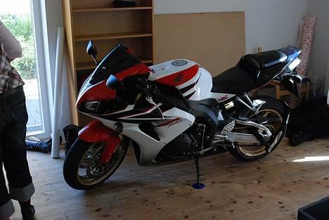 Honda CBR 1000 RR - Kom til at køre den ind i huset ved CBR klubbens generalforsamling. billede 14