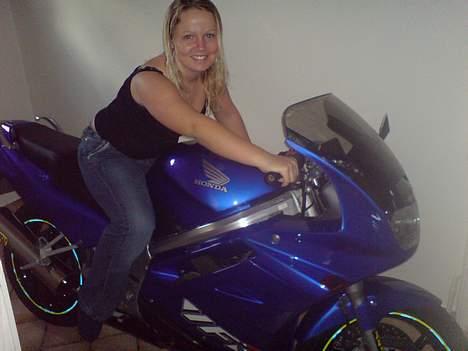 Honda VFR 750 - Konen på bæstet... altså MC´en... ;-) billede 4