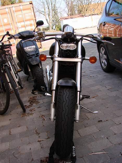 Suzuki vz800 (projekt) - så skal de nye blinklys også bare monteres. og så skal kablerne gemmes af vejen. hvis det er nogen lunde til. billede 6