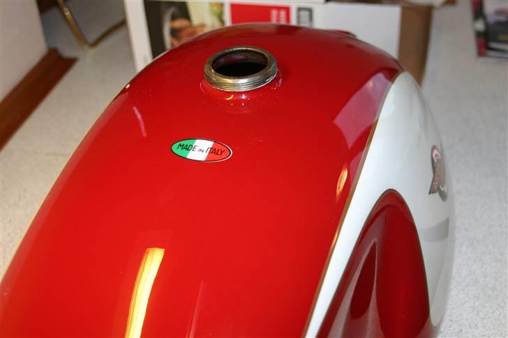 Ducati 125 TS - Selvfølgelig skal der tricolore på en italiensk MC. billede 3