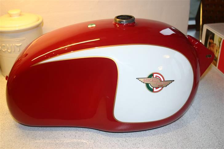 Ducati 125 TS - Nymalet tank med MASSER af klarlak. billede 12