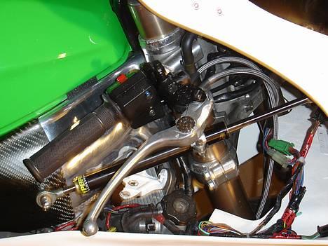 Kawasaki ZXR 750/900 M (RR) - Radial Master from a K4 GSXR600, was a b*tch to fit.  Gonna try and mount a ZX10R throttle next billede 6